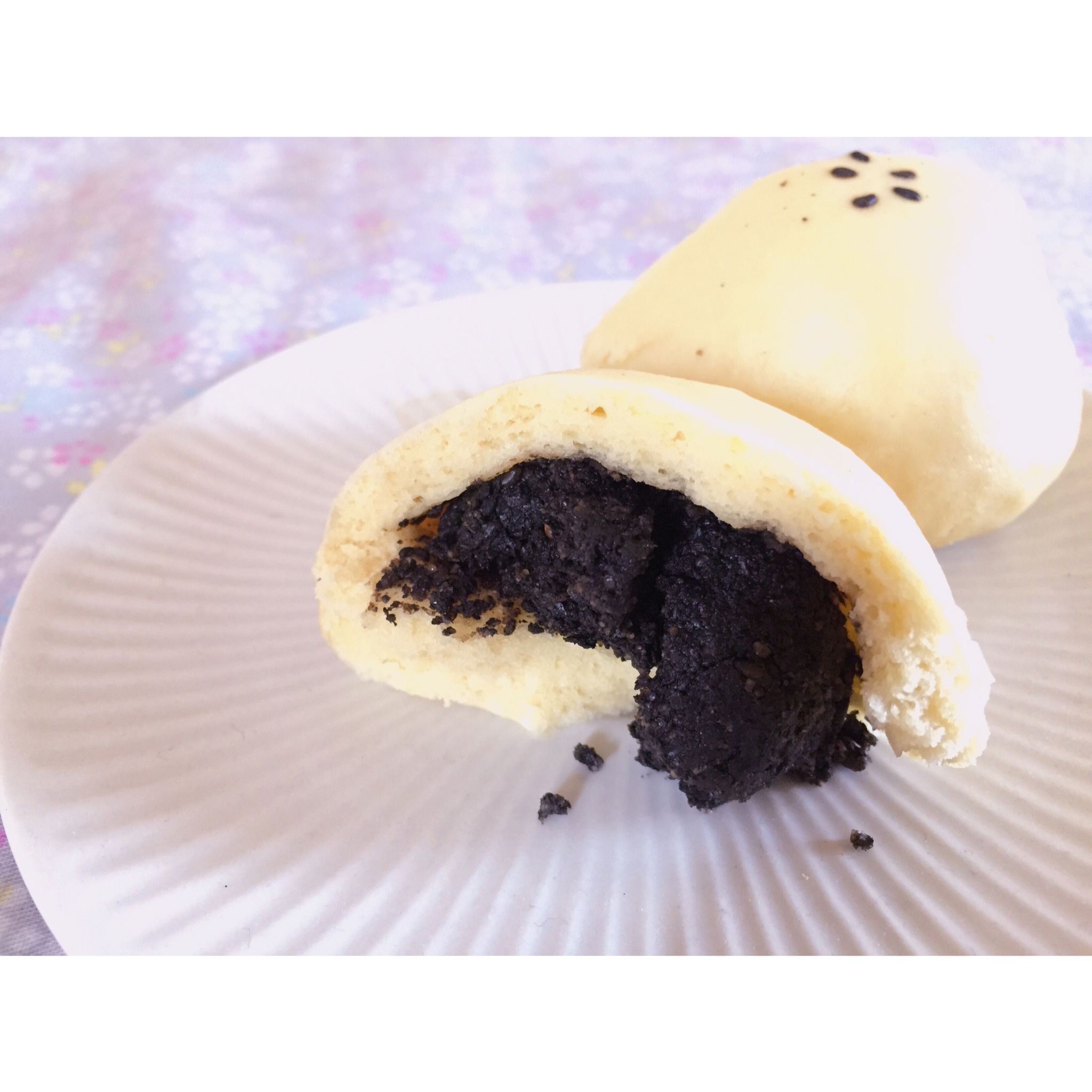 她叫琳娜做的黑芝麻糖包