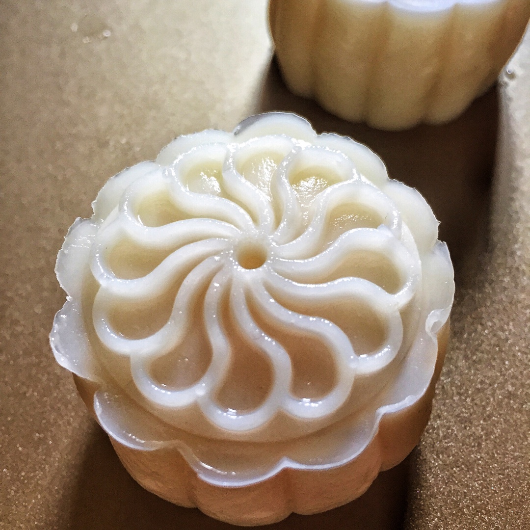梳子要哭了做的冰皮月饼(奶黄馅)(香芋馅)