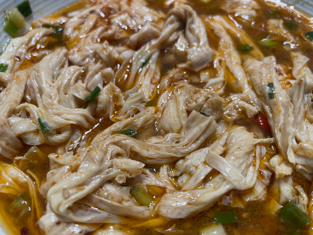 我妈最拿手的孜然香辣腐竹！比辣条还要好吃！