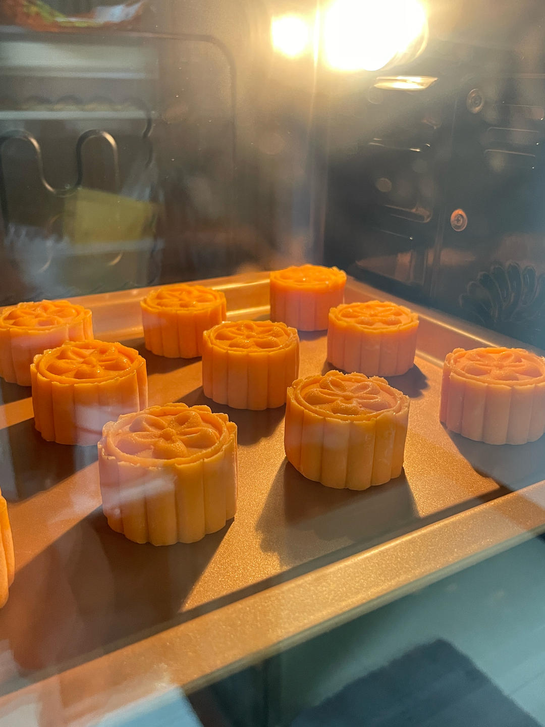 💃奶黄流心月饼——这是可以让你坐稳朋友圈厨霸位置的月饼🥮，没人点赞算我输👎