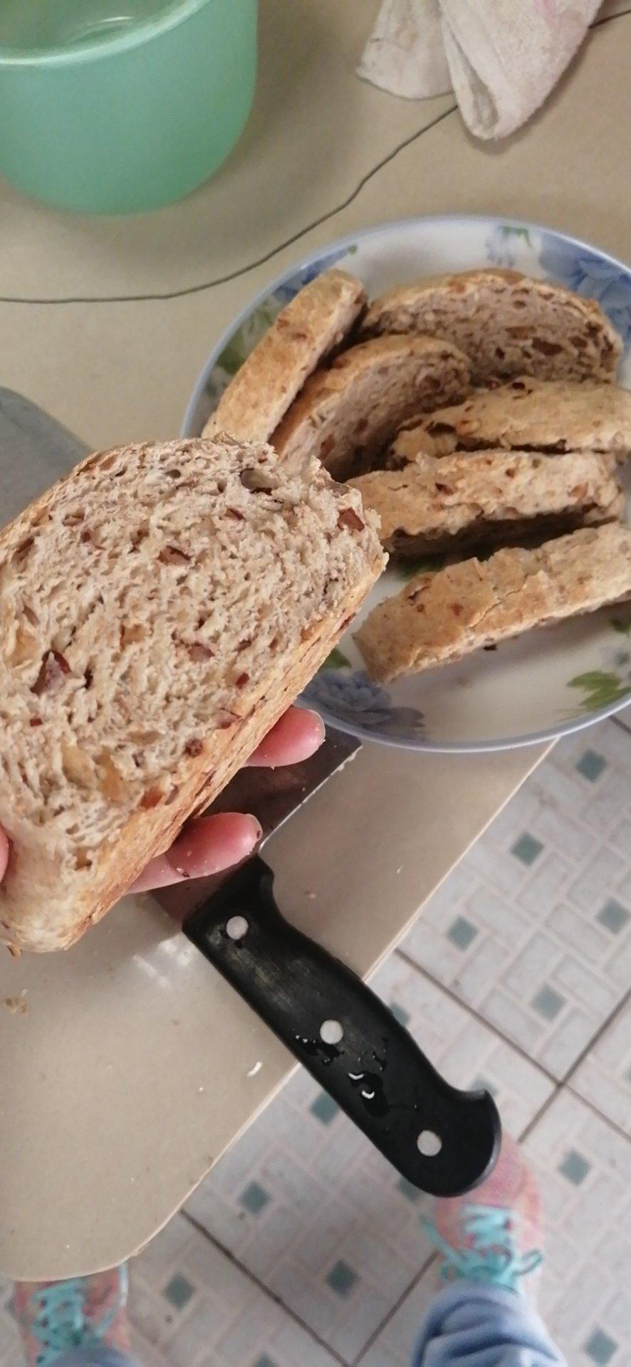 红枣核桃黑全麦吐司