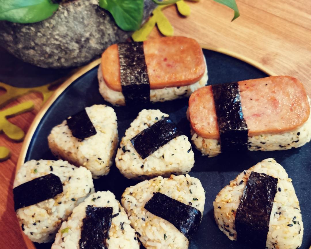 用料米饭海苔拌饭料烤紫菜寿司醋午餐肉日式海苔饭团的做法吃剩的米饭