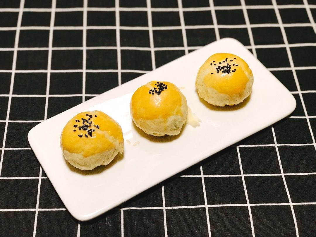 酥到掉渣的蛋黄酥（咸蛋黄肉松馅）