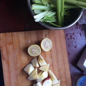 芹菜苹果柠檬汁的做法 步骤1