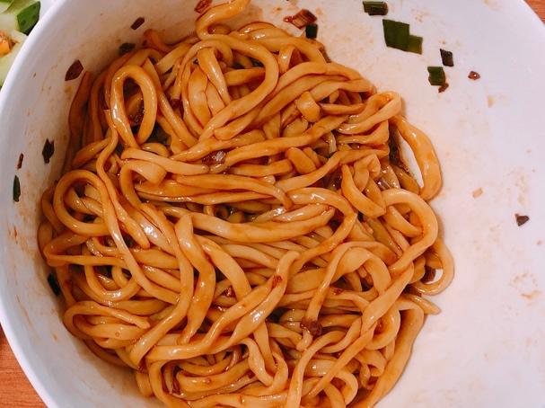 10分钟搞定的一碗葱油拌面