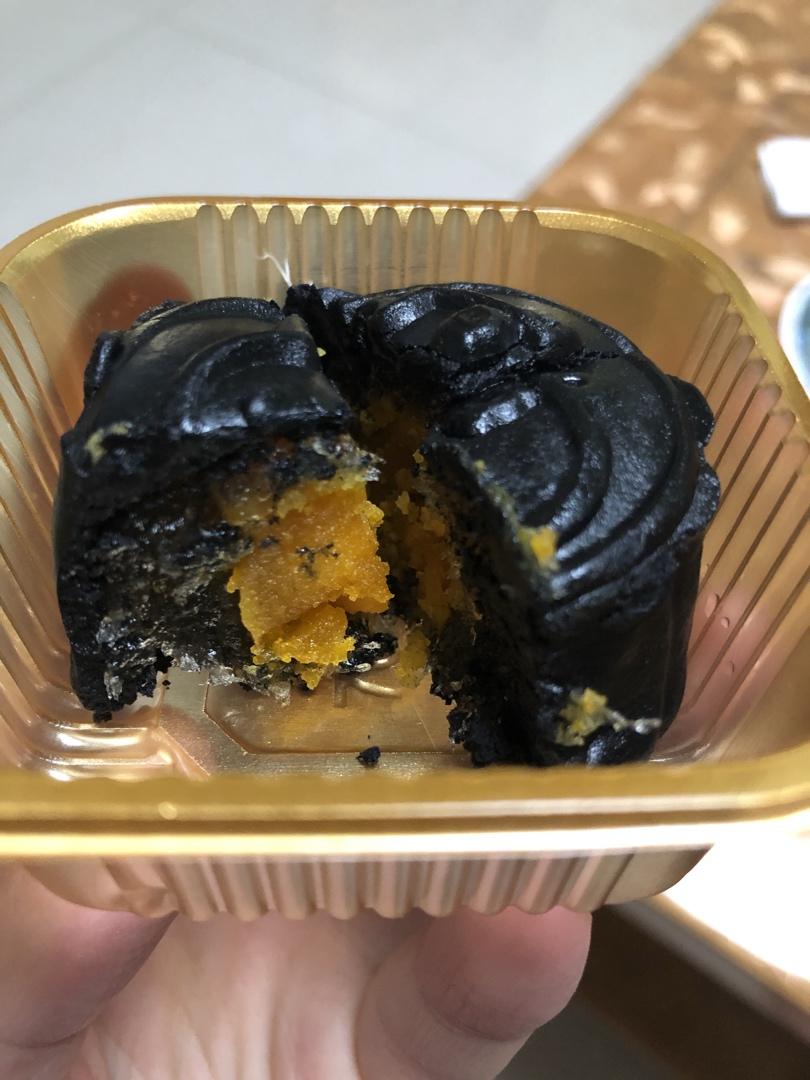 💃奶黄流心月饼——这是可以让你坐稳朋友圈厨霸位置的月饼🥮，没人点赞算我输👎