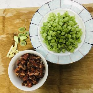 好吃的腊肠饭/豆角，豌豆系列的做法 步骤2