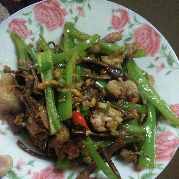 五花肉干锅茶树菇