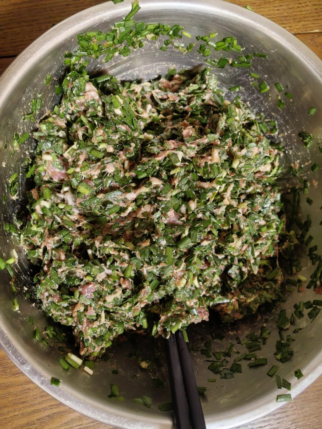 韭菜猪肉饺子(附擀皮和最简单的饺子包法)