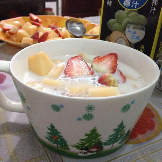 哈密瓜草莓牛奶椰清西米露