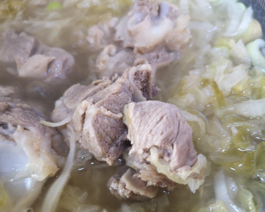 东北家常酸菜炖骨头的做法