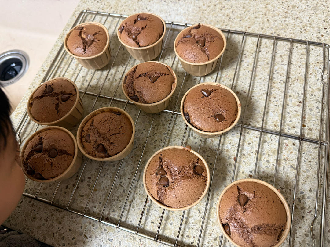 超浓郁不甜腻的爆浆巧克力纸杯蛋糕，热量炸弹