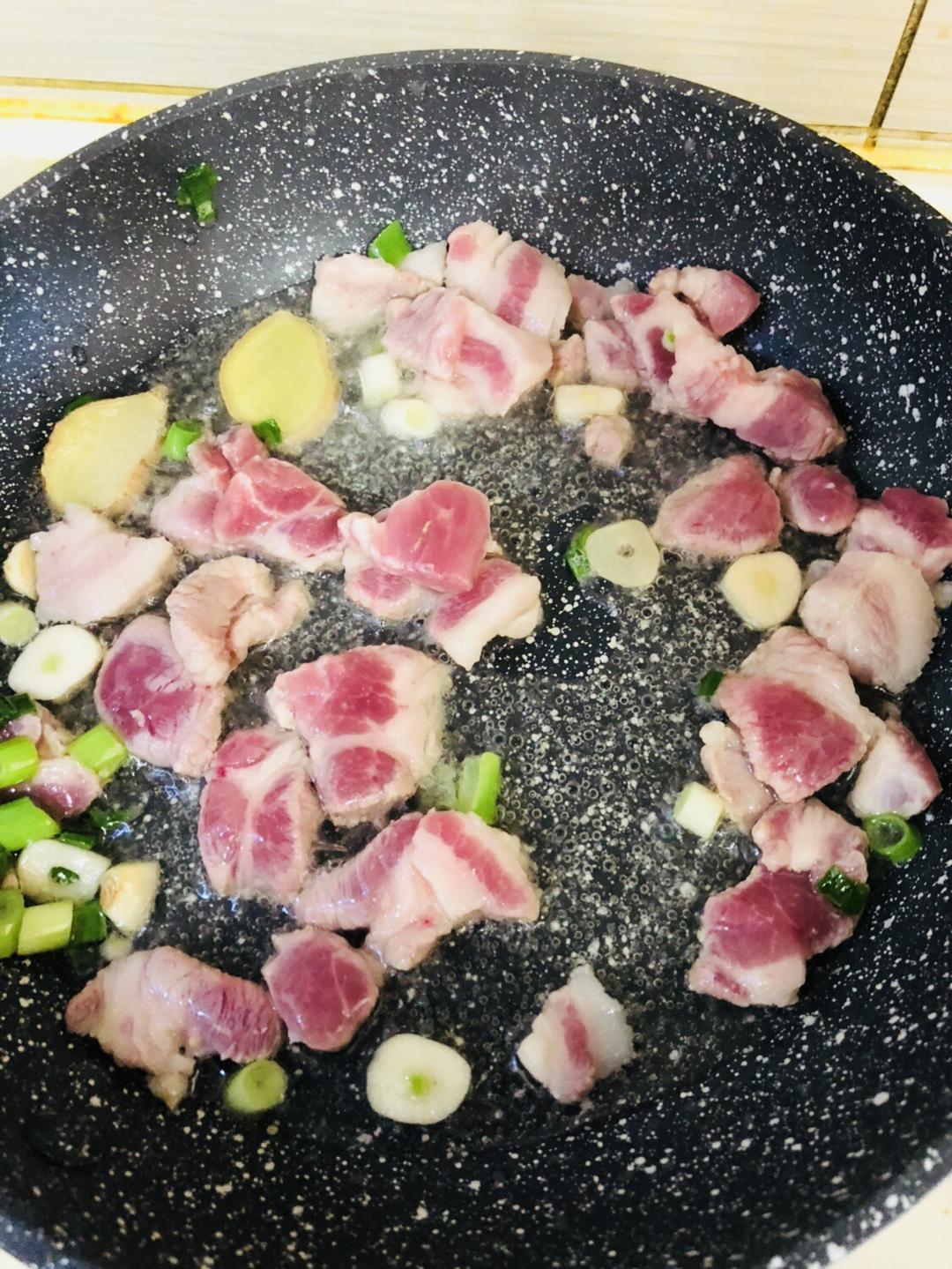 辣白菜五花肉炒饭的做法 步骤2