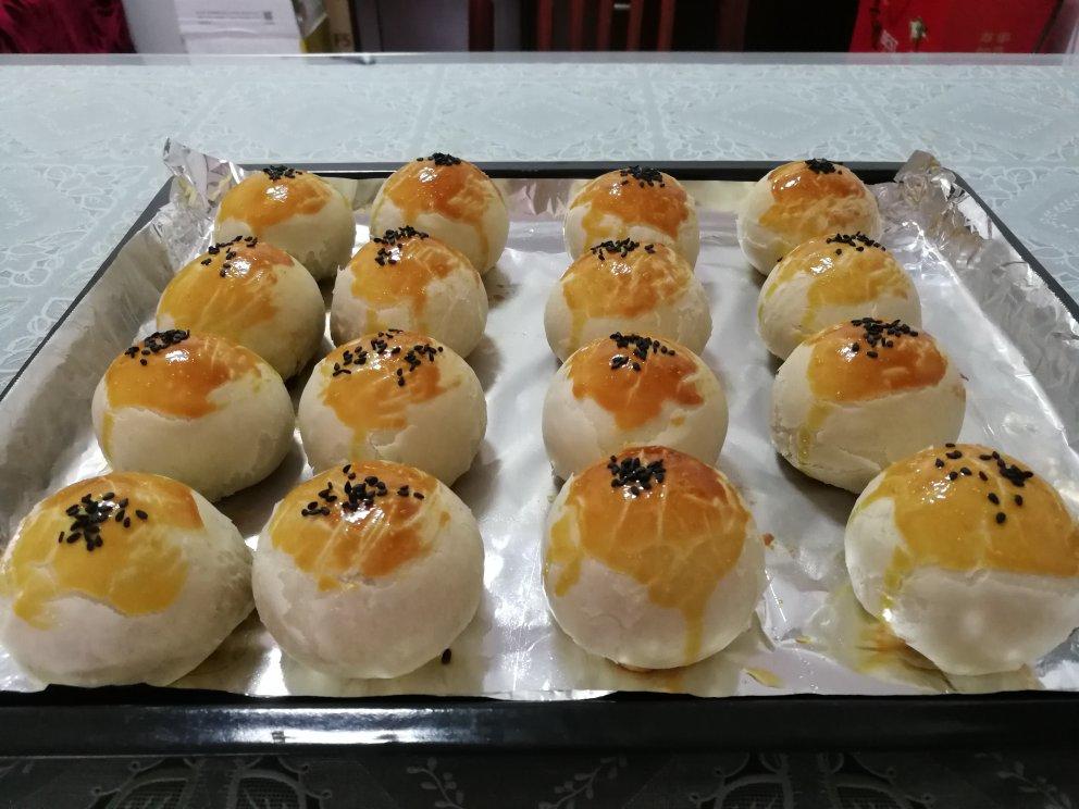 视频 手把手教你做蛋黄酥 厚皮还不用揉出膜 特别好吃