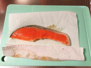 给家人最营养健康的每一餐-日式鲑鱼焖饭的做法 步骤3