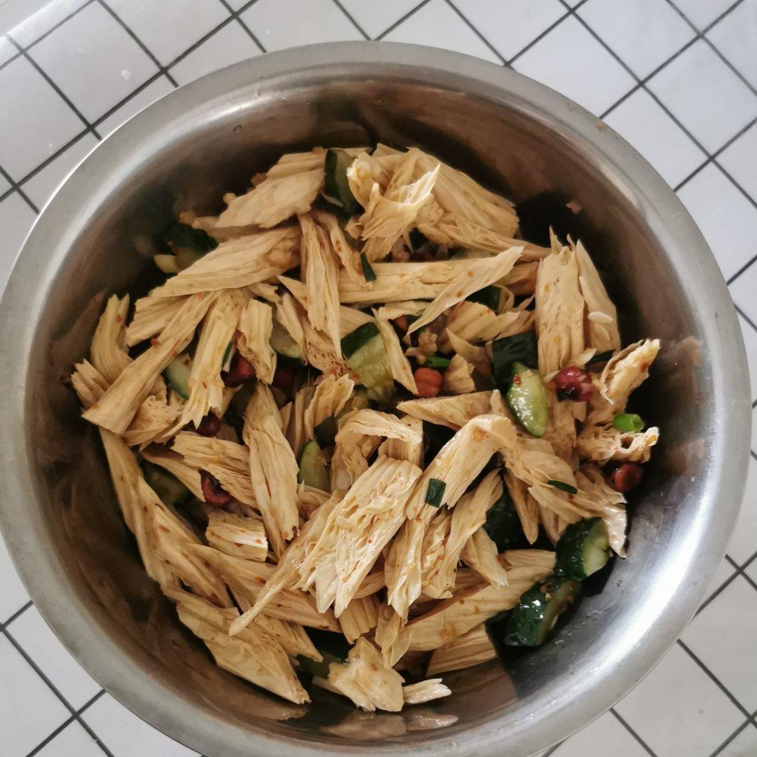 上桌就秒光的爽口凉菜～黄瓜拌腐竹