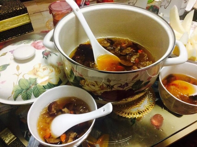 银耳红枣枸杞甜汤
