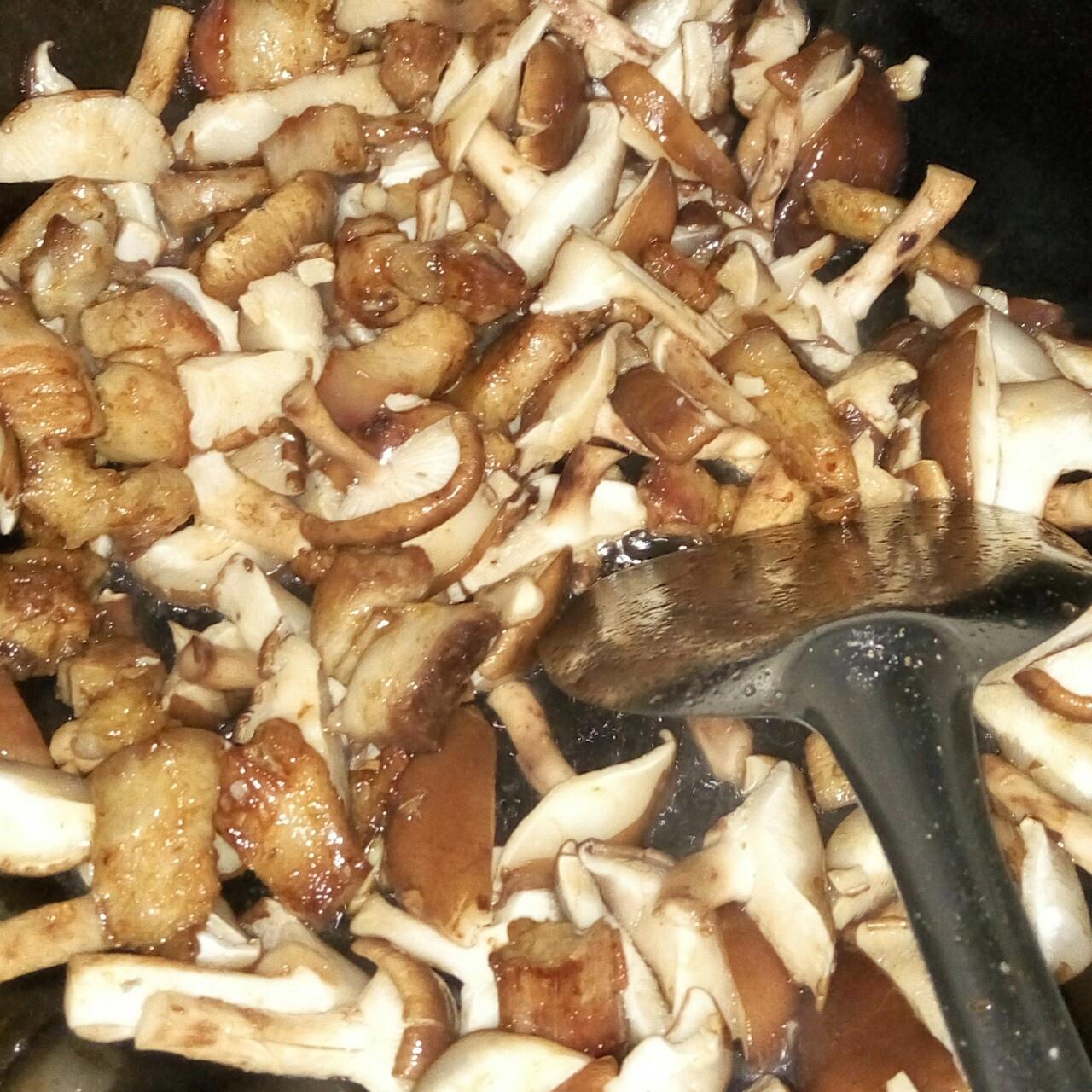 香菇炒五花肉的做法