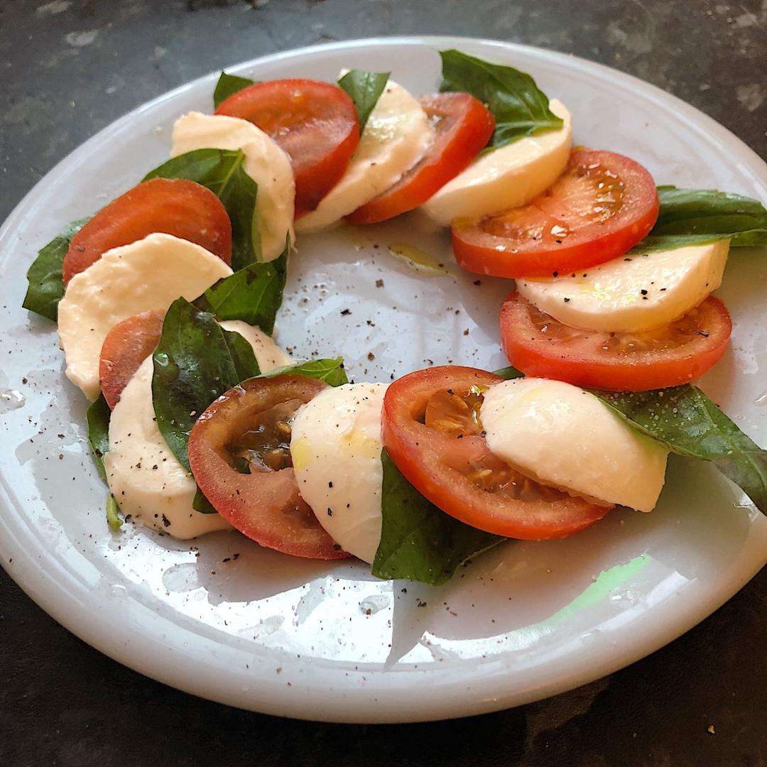 啊阿陈做的马苏里拉(水牛奶酪)番茄沙拉