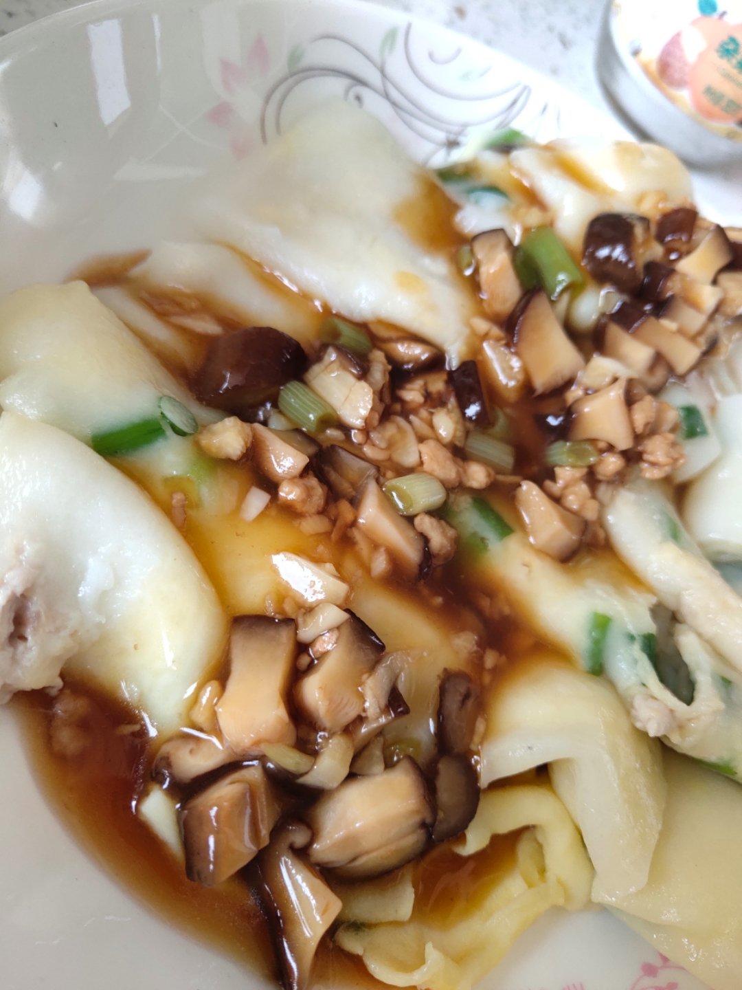 做的香菇酱汁薄肠粉