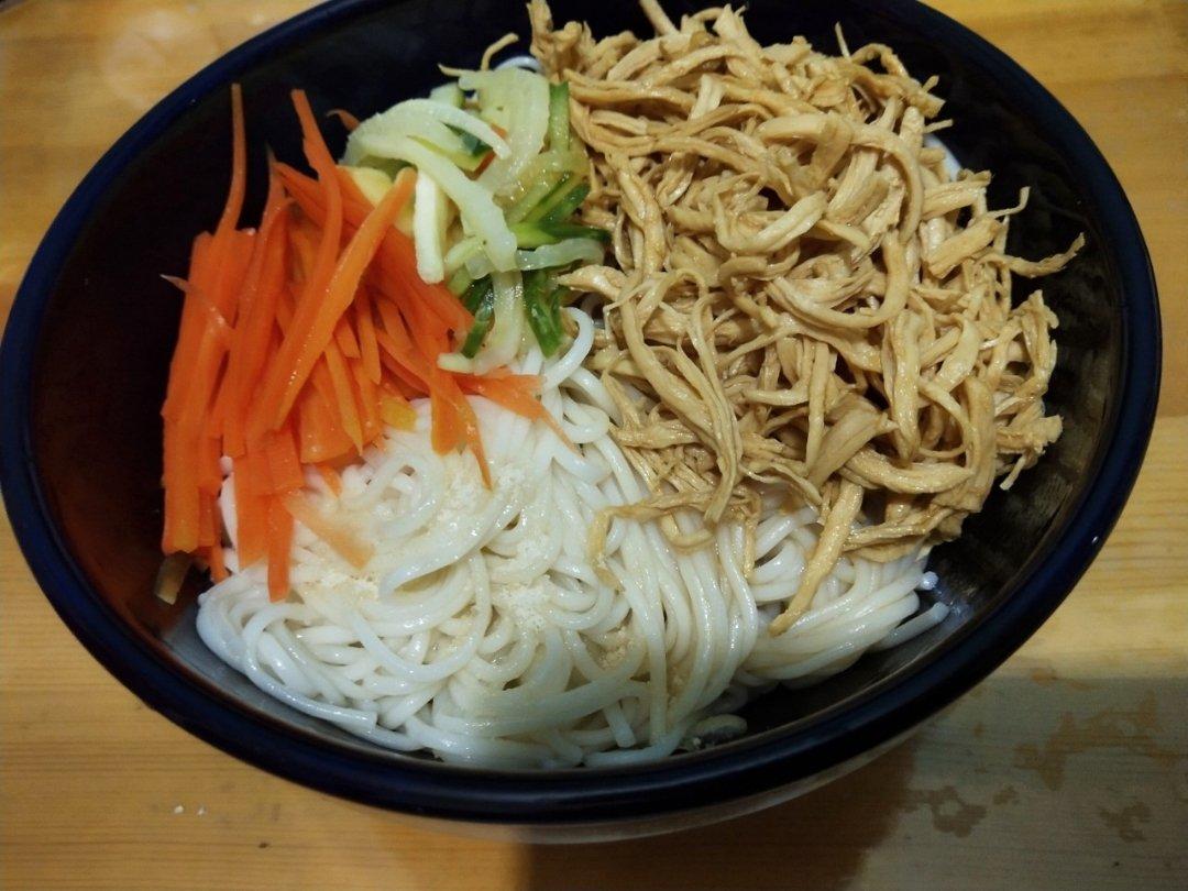葱油鸡丝拌面