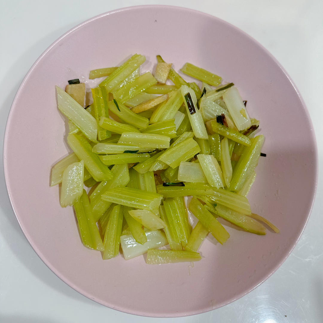 怎样炒出饭店级别的幼嫩西芹（附正确的西芹处理手法）