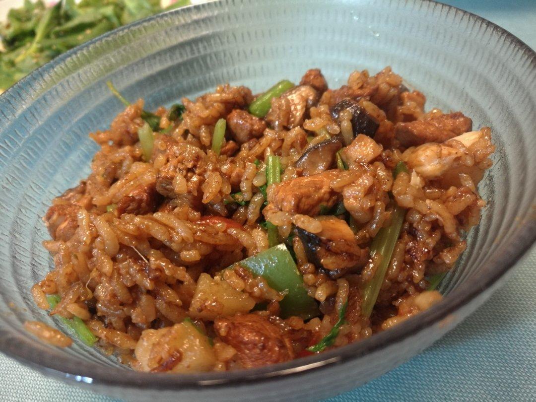 【香菇鸡肉焖饭】