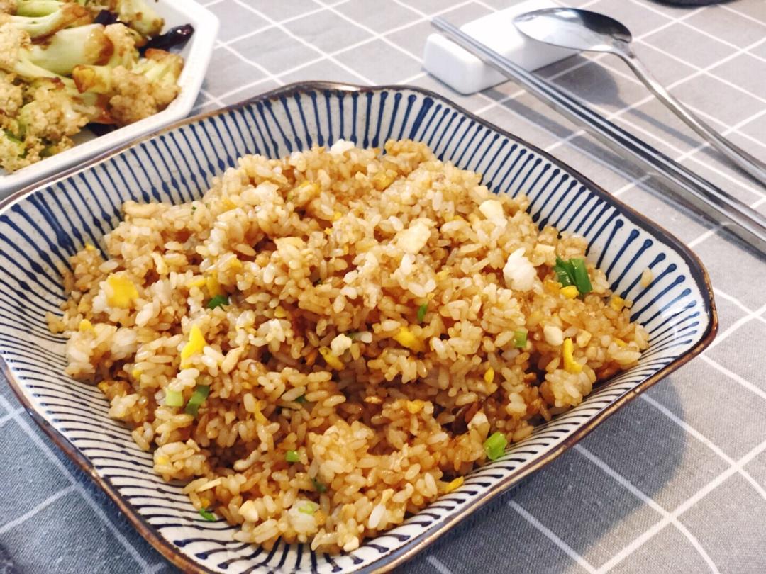 厨师长教你：“酱油炒饭”的家常做法，里面满满的小技巧，很受用