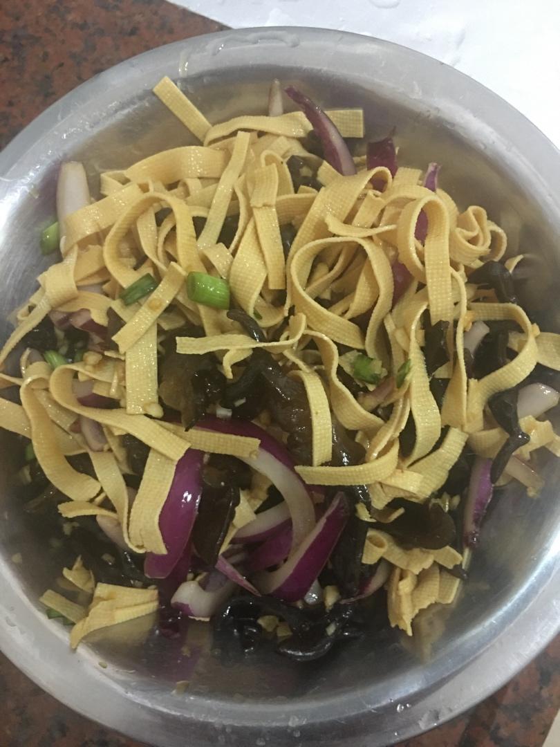超级美味的凉拌豆腐皮