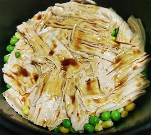 腊肠腐竹焖饭-电饭煲的做法 步骤4