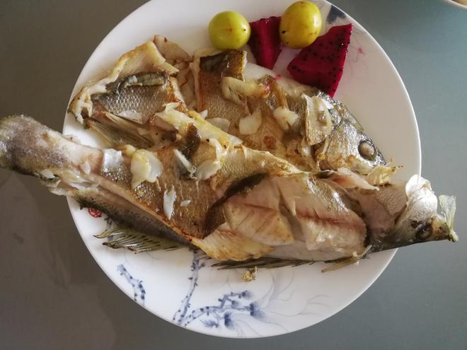 香煎鲈鱼—节日大餐的做法