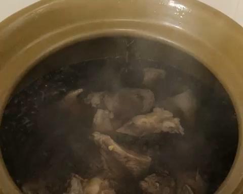艾根黑豆煲鸡汤的做法