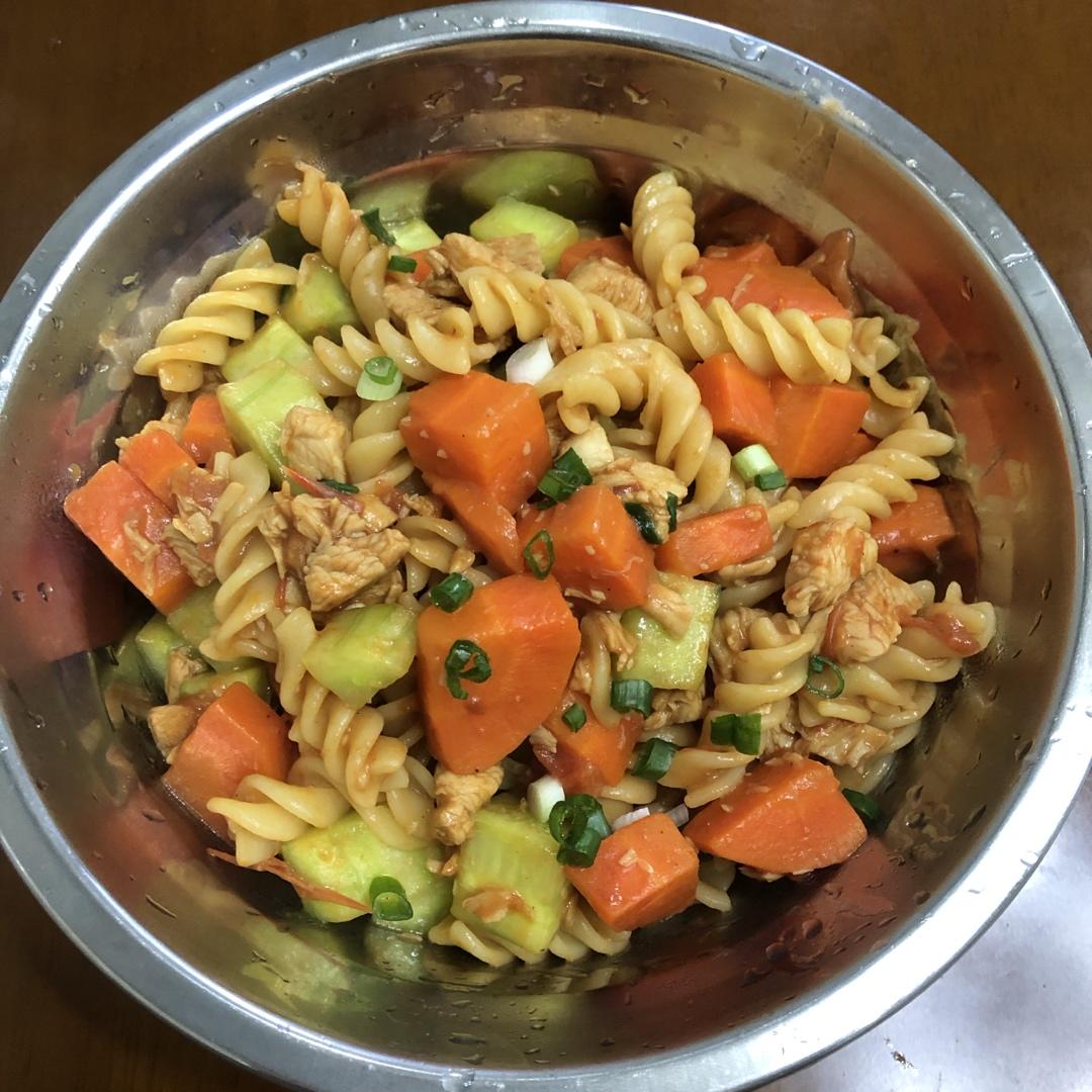 【减脂健身餐】胡萝卜番茄鸡胸肉炒意面