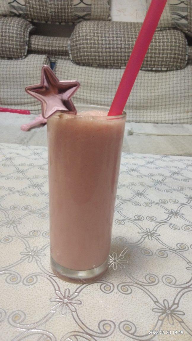 草莓奶昔 Strawberry Shake