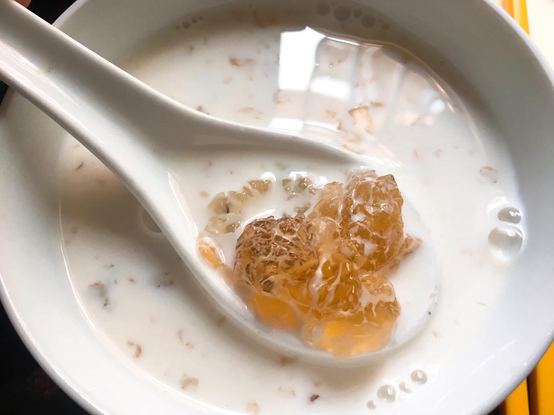 牛奶炖桃胶