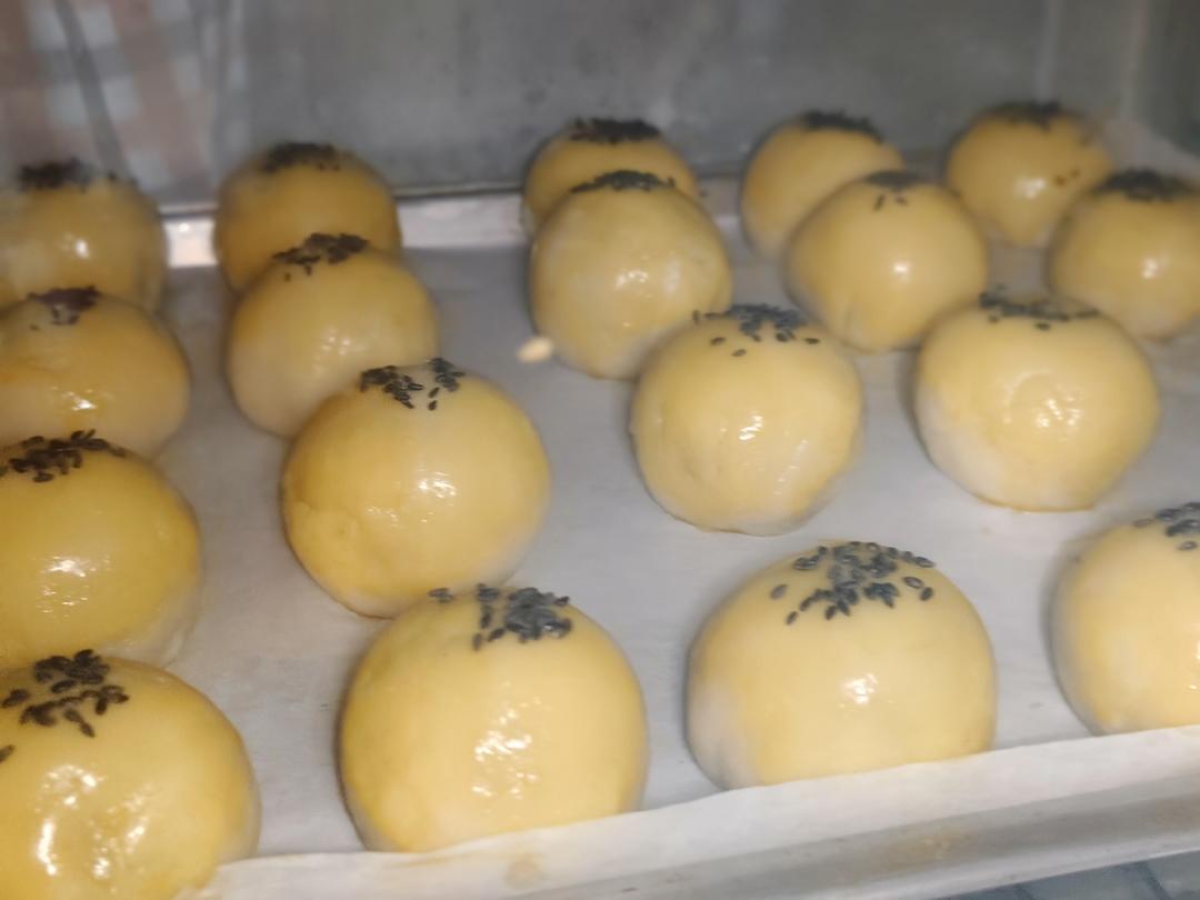 酥到掉渣的美味蛋黄酥