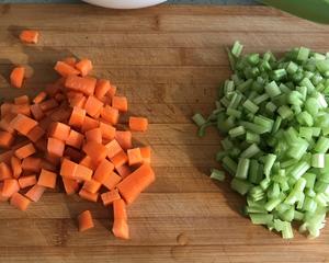 凉拌花生🥜芹菜 🥕胡萝卜的做法 步骤2