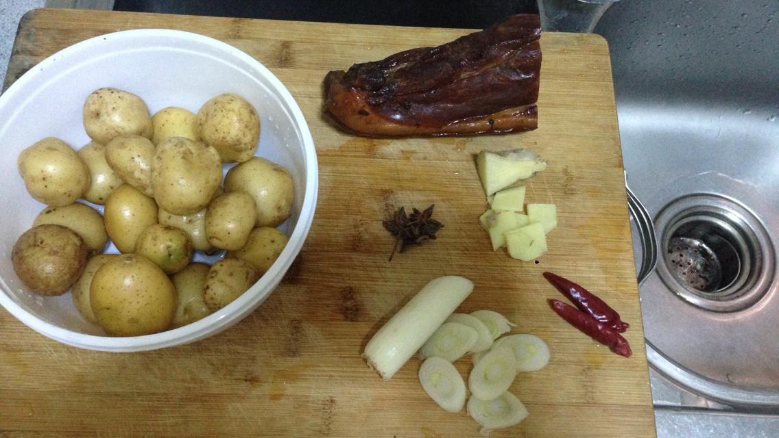 腊肉烧小土豆的做法 步骤1