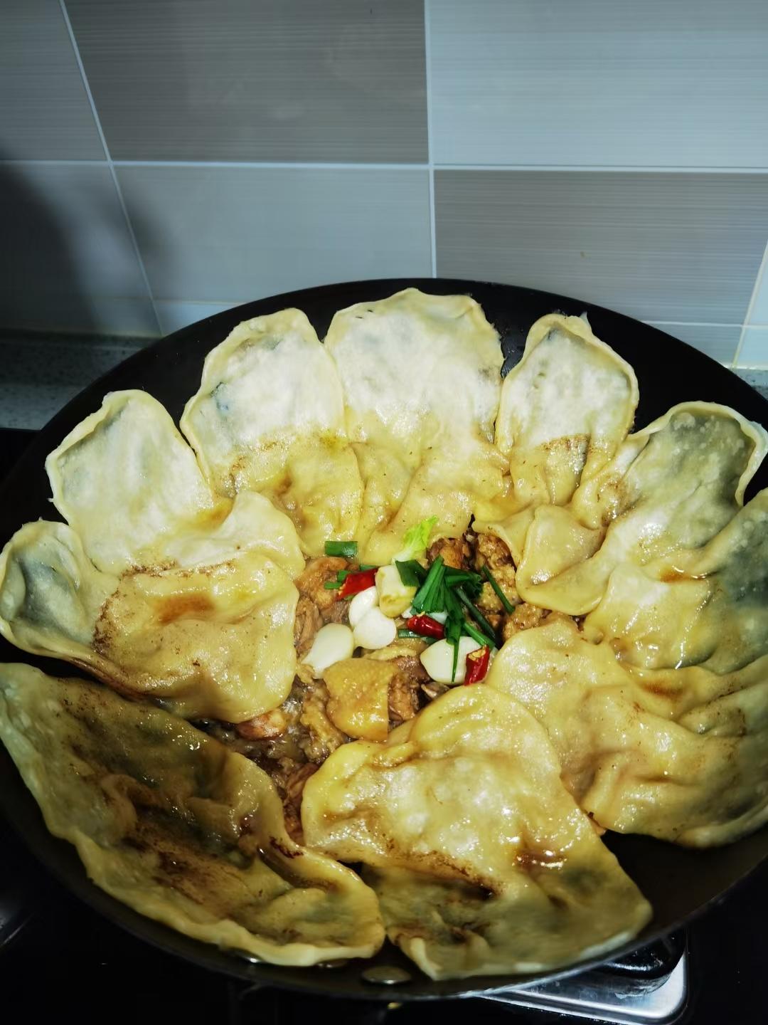 地锅鸡，教你贴饼子好吃的小技巧~