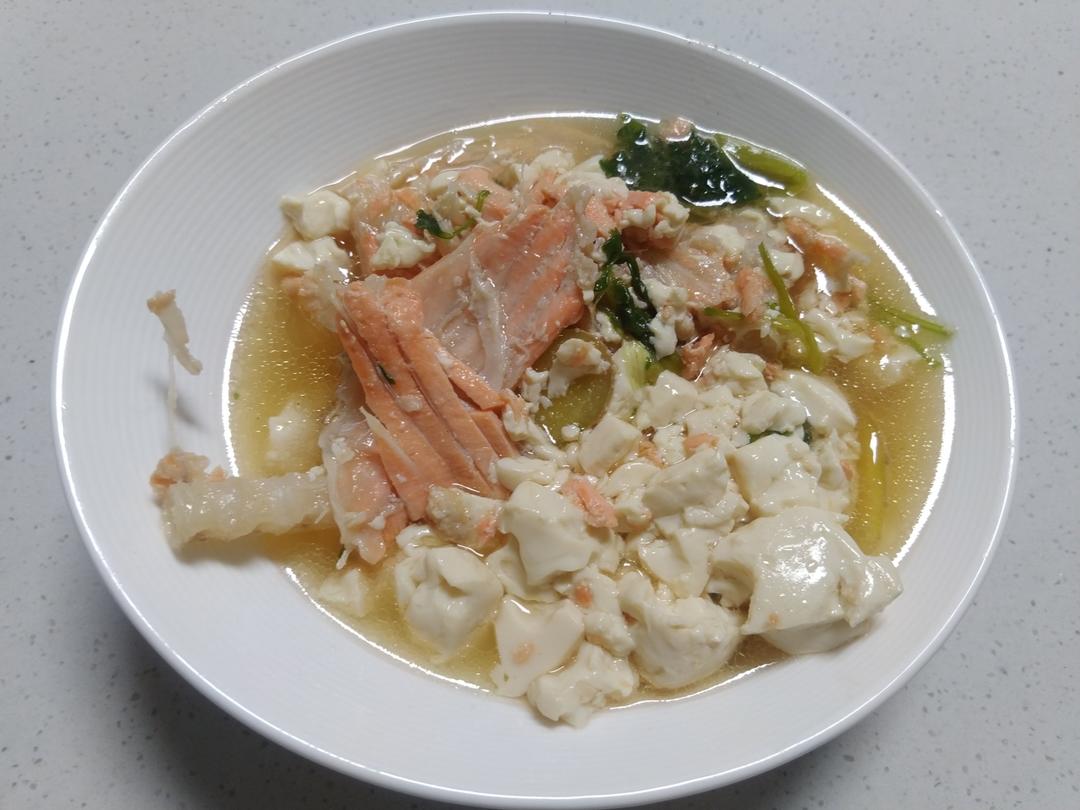 三文鱼头鱼骨鱼边炖豆腐