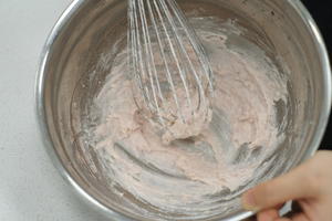 清爽夏日玫瑰荔枝奶油蛋糕的做法 步骤3
