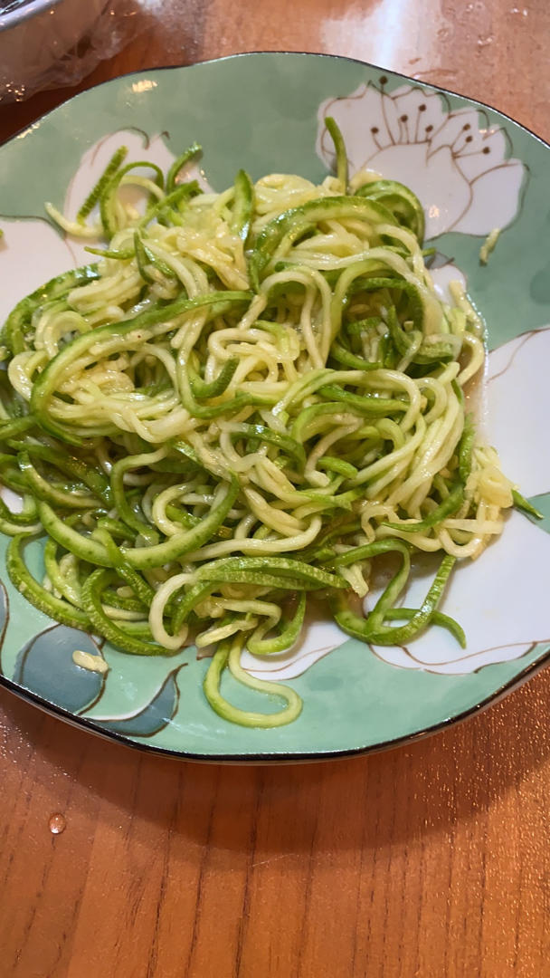 【嗷呜】不开火就能吃上的凉拌西葫芦丝