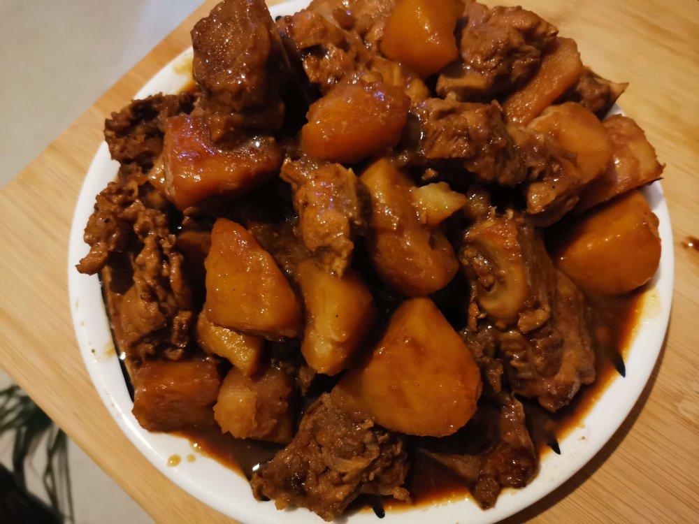 软糯咸香土豆炖排骨