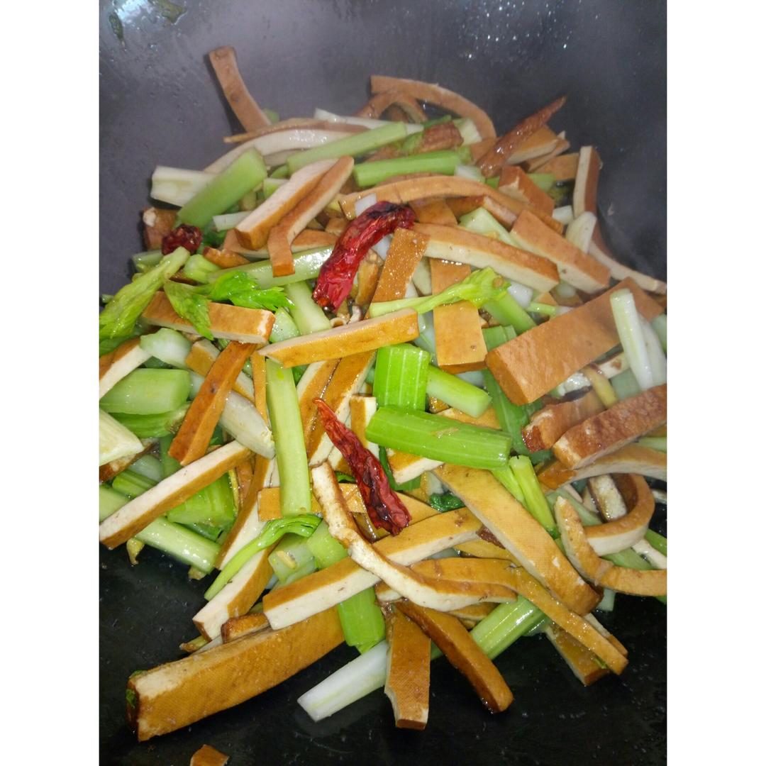 素菜：芹菜炒豆腐干