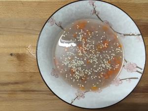 【东又西厨房】胡萝卜金枪鱼紫米粥+Q脆肠卷的做法 步骤3