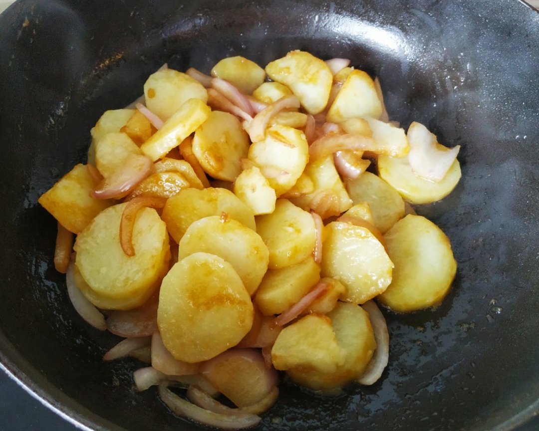 受欢迎的家常菜--洋葱土豆的做法 步骤6