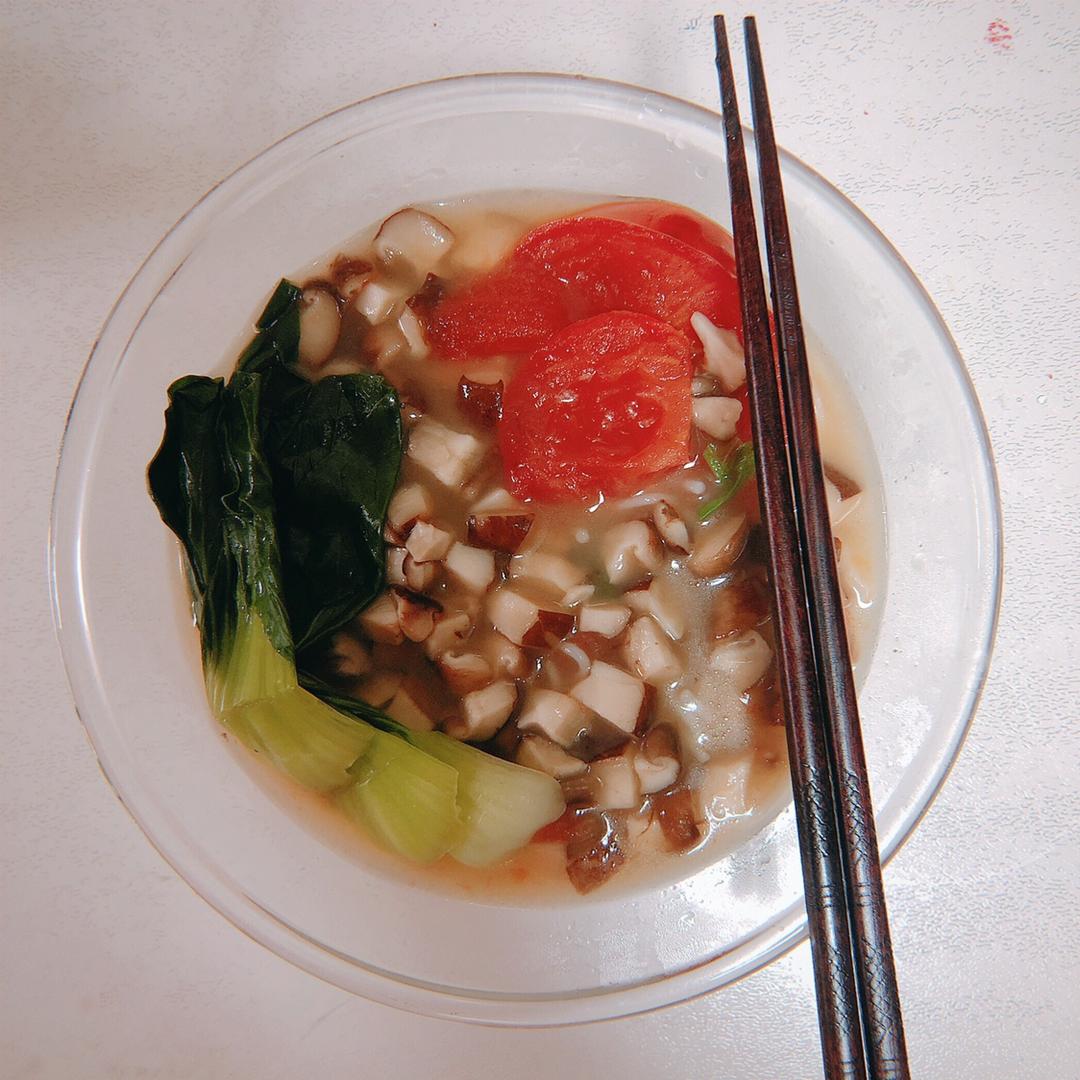 菌汤面条 看得见的香菇 尝得到的鲜美 这才是真正的菌汤