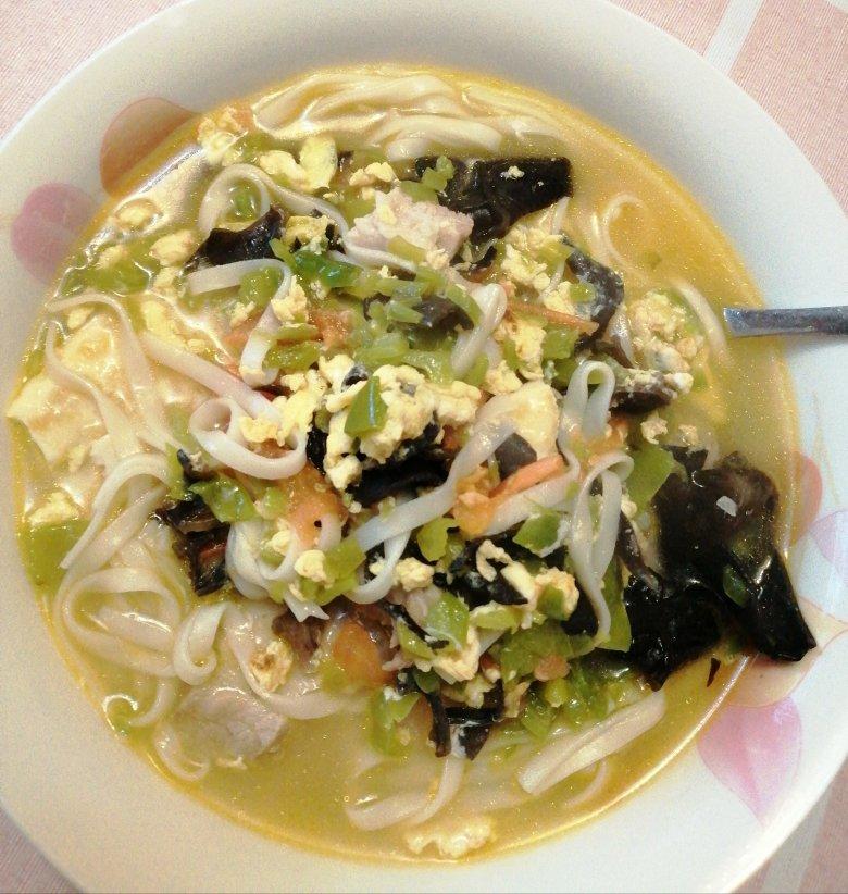 阿董200002做的卖相不好但是超级鲜香的青椒鸡蛋汤面