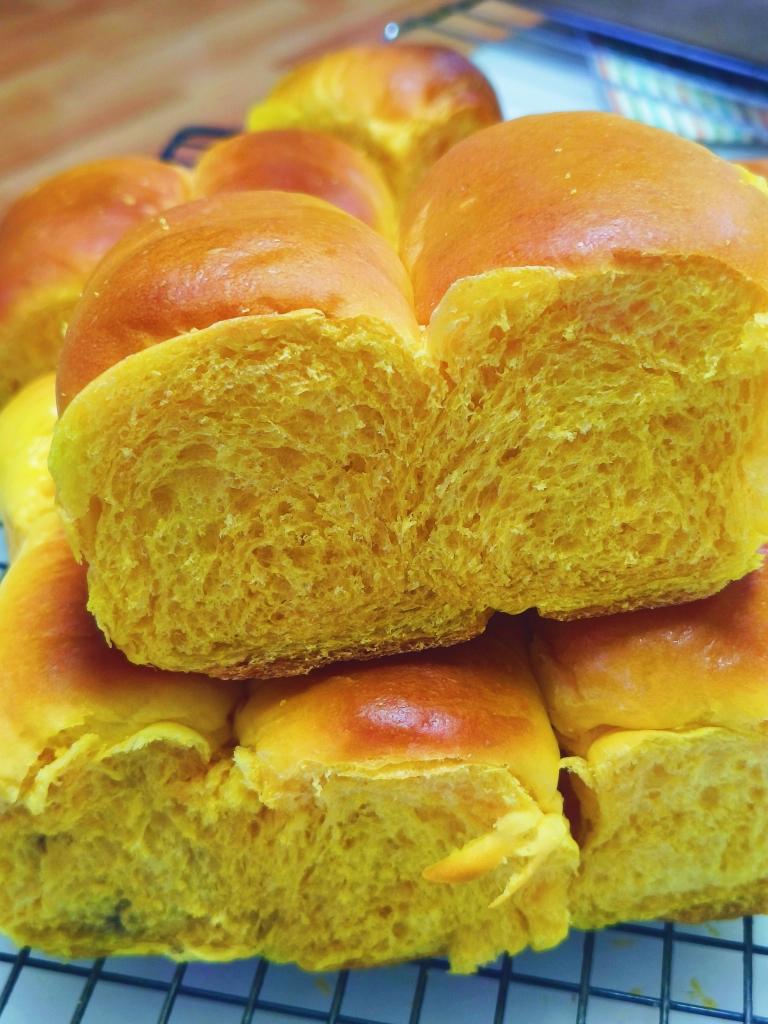 不加一滴水！这南瓜餐包太拉丝了，做法巨简单！