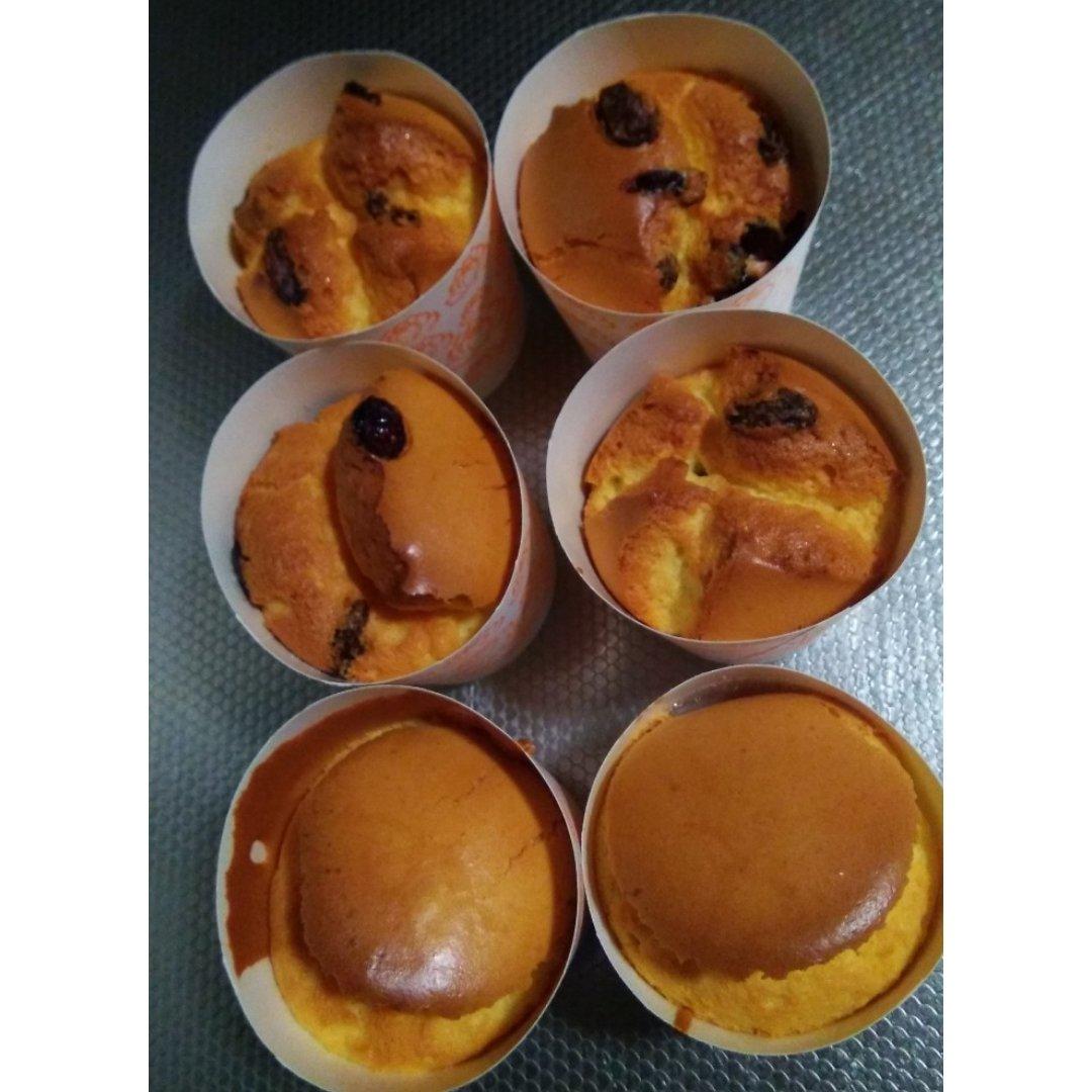 7个炼乳杯子蛋糕，我特别喜欢杯子蛋糕，不用洗模具……😀